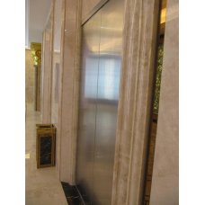 Ліфтовий майданчик з білого мармуру